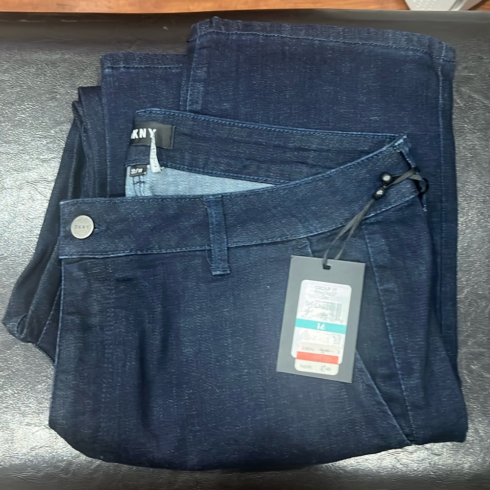NWT DKNY women’s navy dark rinse jeans. Size 33/16. Flair bottoms